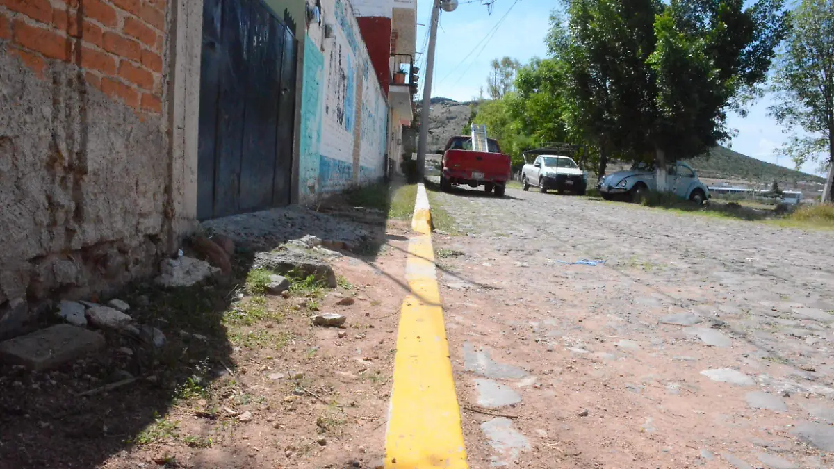 Calles del Barrio de la Cruz carecen de banquetas.  Luis Lu_vanos  El Sol de San Juan del R_o.